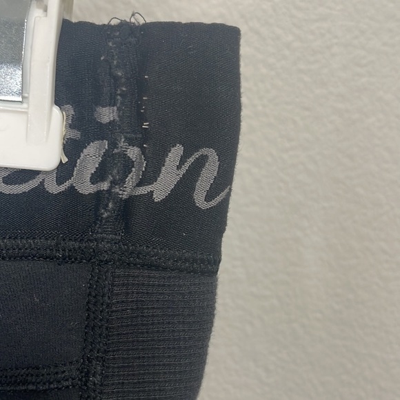 LULULEMON Inner Essence Crop
Black / Slate size 8 MSRP $82 - Picture 5 of 7